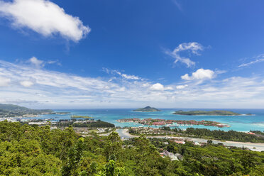 Seychellen, Mahe, Blick auf Eden Island, Port Victoria, Sainte Anne Marine National Park, Inseln im Hintergrund - FOF008447