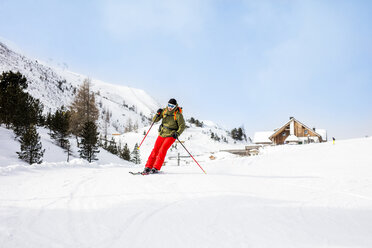 Austria, Turracher Hoehe, man skiing downhill - DAWF000511