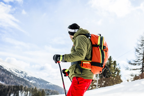 Österreich, Turracher Höhe, Skifahrer in den Bergen, lizenzfreies Stockfoto