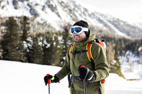 Österreich, Turracher Höhe, Porträt eines lächelnden Skifahrers, lizenzfreies Stockfoto