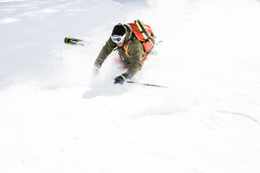 Österreich, Turracher Höhe, glücklicher Skifahrer im Schnee - DAWF000517