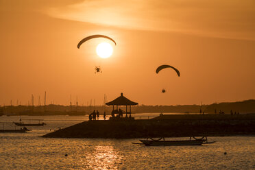 Indonesien, Bali, Gleitschirmflieger bei Sonnenuntergang über dem Strand von Sanur - PCF000237