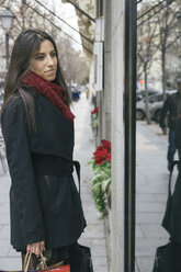 Spanien, Madrid, junge Frau vor einem Schaufenster - ABZF000204