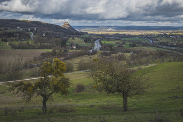 Deutschland, Baden Württemberg, Singen, Blick auf die Hegauer Landschaft, Blick vom Hohentwiel, im Hintergrund der Hohenkraehen - KEBF000337