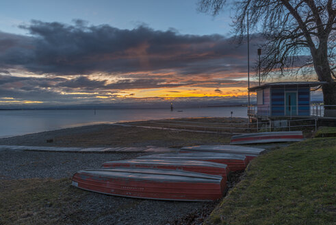 Deutschland, Baden-Württemberg, Bodensee, Sonnenaufgang am Strandbad Hörnle - KEBF000338