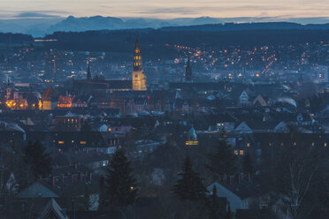 Deutschland, Konstanz, Stadtbild mit Konstanzer Münster am Abend - KEBF000343