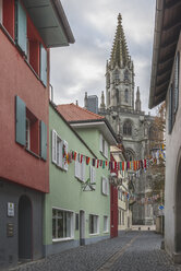 Deutschland, Konstanz, Konstanzer Münster, Gasse mit Fastnachtsdekoration - KEBF000345