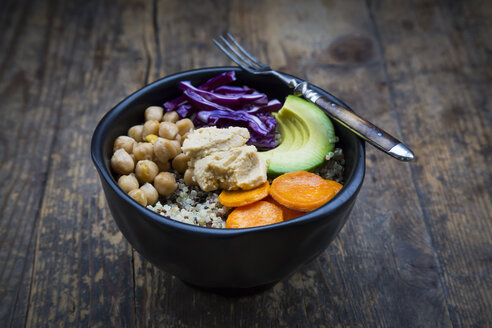 Schüssel mit Quinoa, Avocado, gerösteten Kichererbsen, Süßkartoffeln, Rotkohl und Hummus - LVF004535