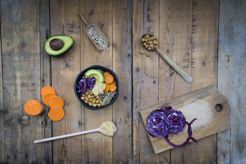 Schüssel mit Quinoa, Avocado, gerösteten Kichererbsen, Süßkartoffeln, Rotkohl und Hummus - LVF004536