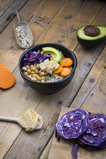 Schüssel mit Quinoa, Avocado, gerösteten Kichererbsen, Süßkartoffeln, Rotkohl und Hummus - LVF004537