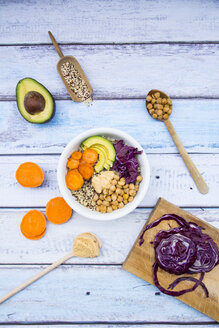 Schüssel mit Quinoa, Avocado, gerösteten Kichererbsen, Süßkartoffeln, Rotkohl und Hummus - LVF004540