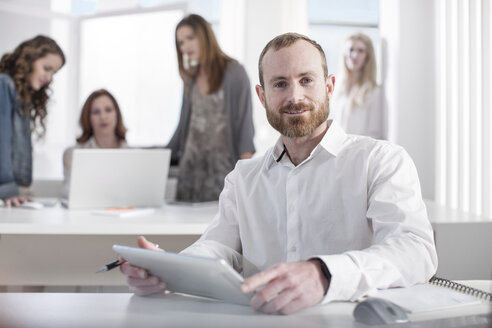 Porträt eines selbstbewussten Mannes mit digitalem Tablet im Büro - ZEF008472
