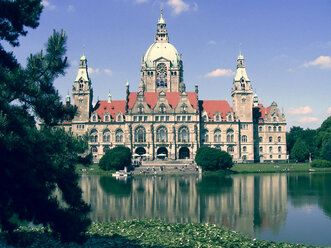 Deutschland, Niedersachsen, Hannover, Neues Rathaus mit Maschteich - PUF000494