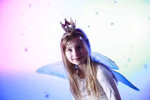 Portrait of smiling little girl dressed up as a princess - VEF000060