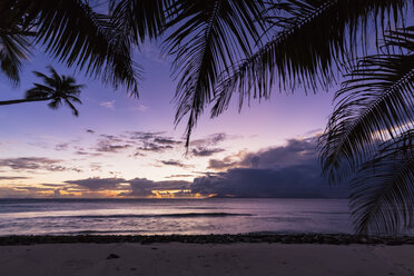 Seychellen, Silhouette Island, Strand Anse Lascars, Abendstimmung über Mahe - FOF008450