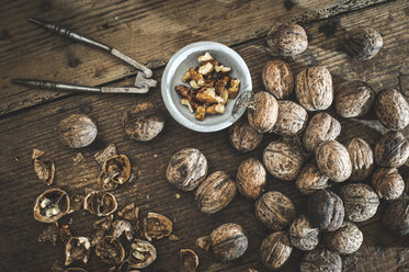 Whole and cracked walnuts on wood - DEGF000645