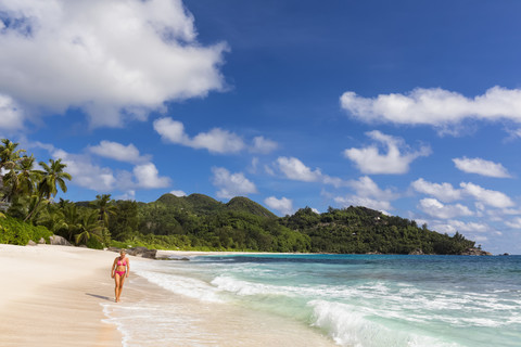 Seychellen, Indischer Ozean, Insel Mahe, Strand Anse Intendance, Touristin am Strand, lizenzfreies Stockfoto