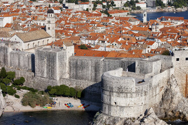 Kroatien, Dalmatien, Dubrovnik, Altstadt, mittelalterliche Stadtbefestigung - ABOF000081