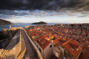 Kroatien, Dalmatien, Dubrovnik, Altstadt, Blick von der Stadtmauer bei Sonnenuntergang - ABOF000084