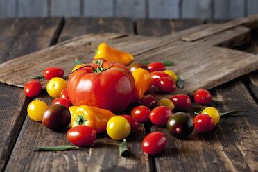 Haltbarkeit von Tomaten und Mini-Paprika auf Holz - CSF027170