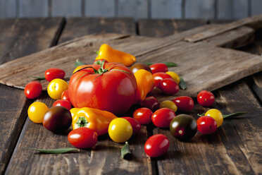 Sill life of tomatoes and mini capsicum on wood - CSF027170