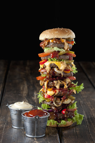 Extra großer Hamburger mit Mayonnaise und Ketchup, lizenzfreies Stockfoto