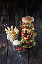 Extra large hamburger with fries, mayonnaise and ketchup - CSF027187