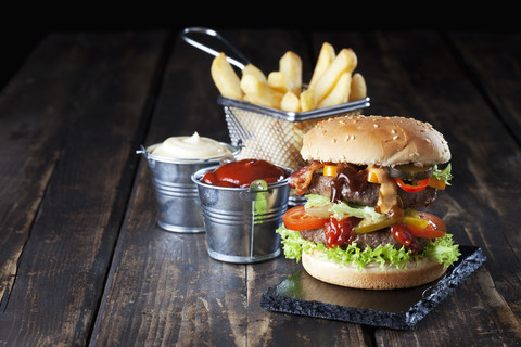 Großer Hamburger mit Pommes frites, Mayonnaise und Ketchup, lizenzfreies Stockfoto