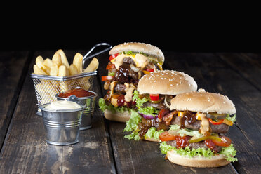 Großer Hamburger mit Pommes frites, Mayonnaise und Ketchup - CSF027192