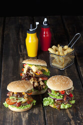 Großer Hamburger mit Pommes frites und Ketchup und Senf in Flaschen - CSF027195