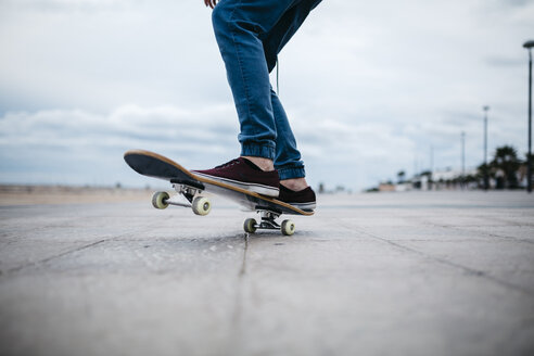 Spanien, Torredembarra, Füße eines jungen Skateboarders - JRFF000450