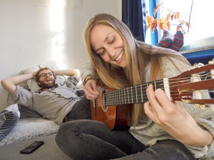 Junges Paar macht zu Hause Musik - LAF001611