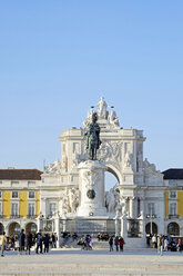 Portugal, Lisboa, Baixa, Praca do Comercio, Reiterstandbild Jose I und der Bogen - HLF000947