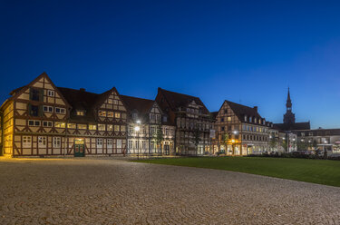 Deutschland, Wolfenbüttel, Fachwerkhäuser und Dreifaltigkeitskirche am Abend - PVCF000768