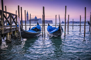 Italien, Venedig, zwei vertäute Gondeln in der Dämmerung - HAMF000145