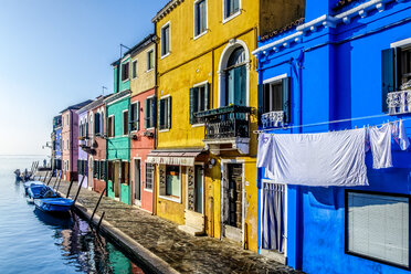 Italy, Veneto, Burano, view to colourful row of houses - HAMF000146