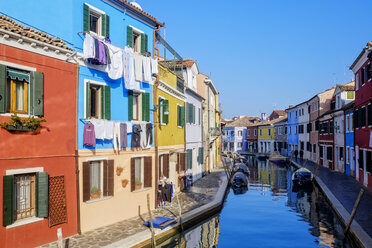 Italien, Venetien, Burano, Blick auf bunte Häuserzeile mit Wäschetrockner im Sonnenlicht - HAMF000147