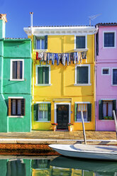 Italien, Venetien, Burano, Blick auf drei bunte Häuser im Sonnenlicht - HAMF000151