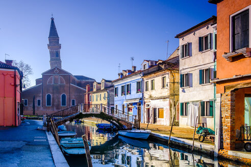 Italien, Venetien, Burano, Blick auf bunte Häuserzeile im Sonnenlicht - HAMF000152