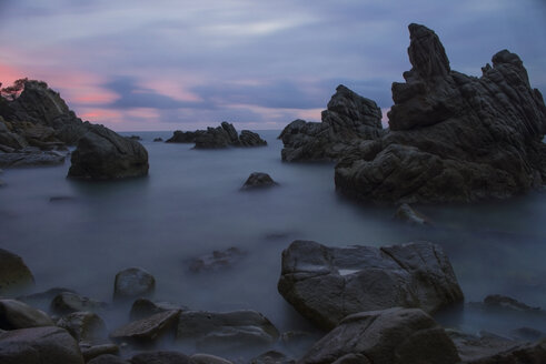 Spanien, Costa Brava, Lloret de Mar, Felsformationen in Cala dels Frares bei Sonnenuntergang - SKCF000058