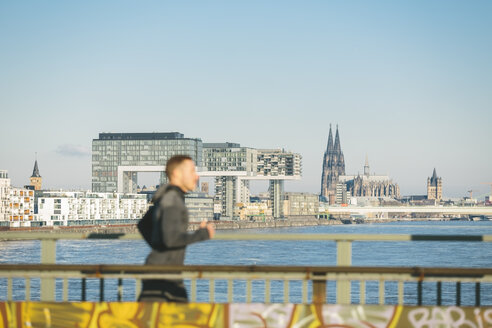 Deutschland, Köln, Junger Mann läuft am Flussufer - MADF000820