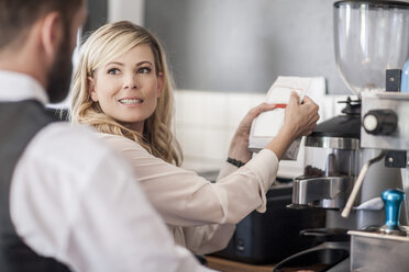 Restaurantpersonal an der Kaffeebar bei der Zubereitung von Kaffee - ZEF008521