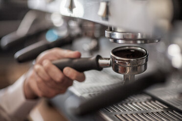 Kellner bereitet Kaffee zu - ZEF008524