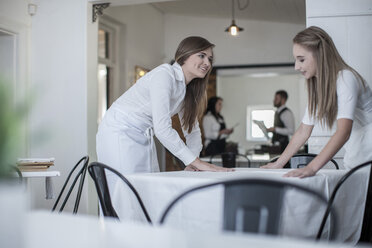 Restaurantpersonal bereitet die Tische für den Service vor - ZEF008533