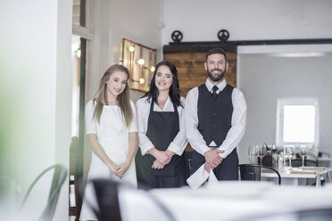 Restaurantpersonal, das Kunden erwartet - ZEF008546