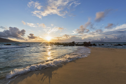Seychellen, Indischer Ozean, Insel Mahe, Glacis Beach, Sonnenuntergang und Silhouette Island im Hintergrund, lizenzfreies Stockfoto
