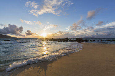 Seychellen, Indischer Ozean, Insel Mahe, Glacis Beach, Sonnenuntergang und Silhouette Island im Hintergrund - FOF008464