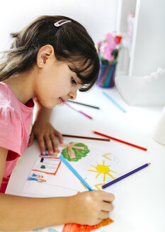 Kleines Mädchen zeichnet auf seinem Schreibtisch zu Hause - MGOF001453