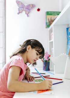 Kleines Mädchen zeichnet auf seinem Schreibtisch zu Hause - MGOF001456