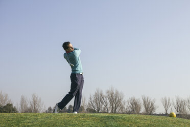 Golfer, der einen Golfball auf einem Golfplatz abschlägt - ABZF000207